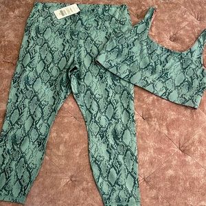 MATCHING SET! High waisted printed PowerHold 7/8 Legging & low impact sports bra